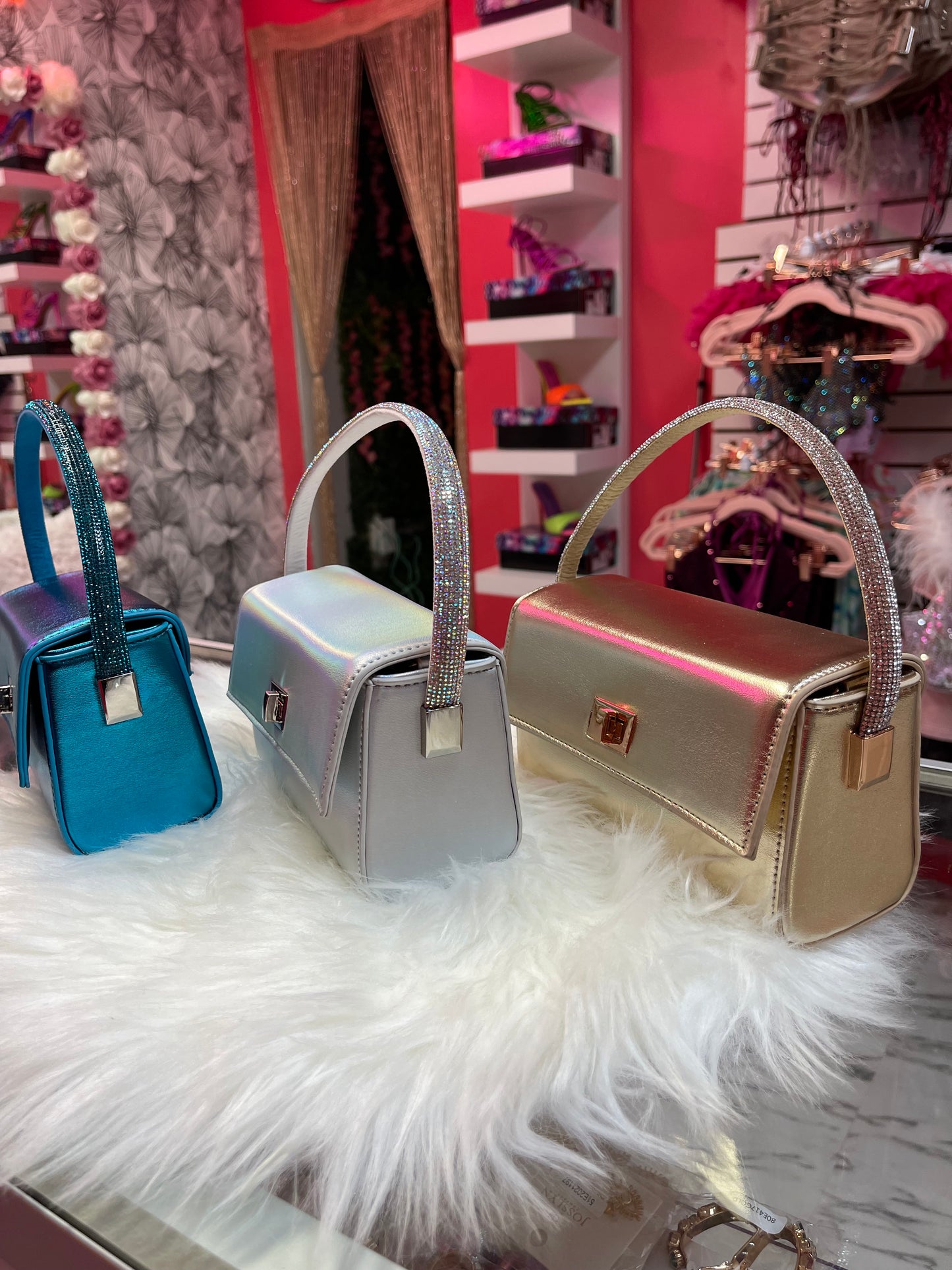 Bolso de mano con asa superior rectangular metálica