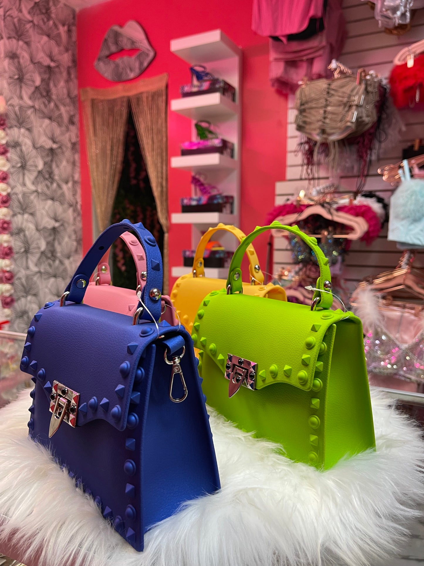 Clutch monocromático con tachuelas