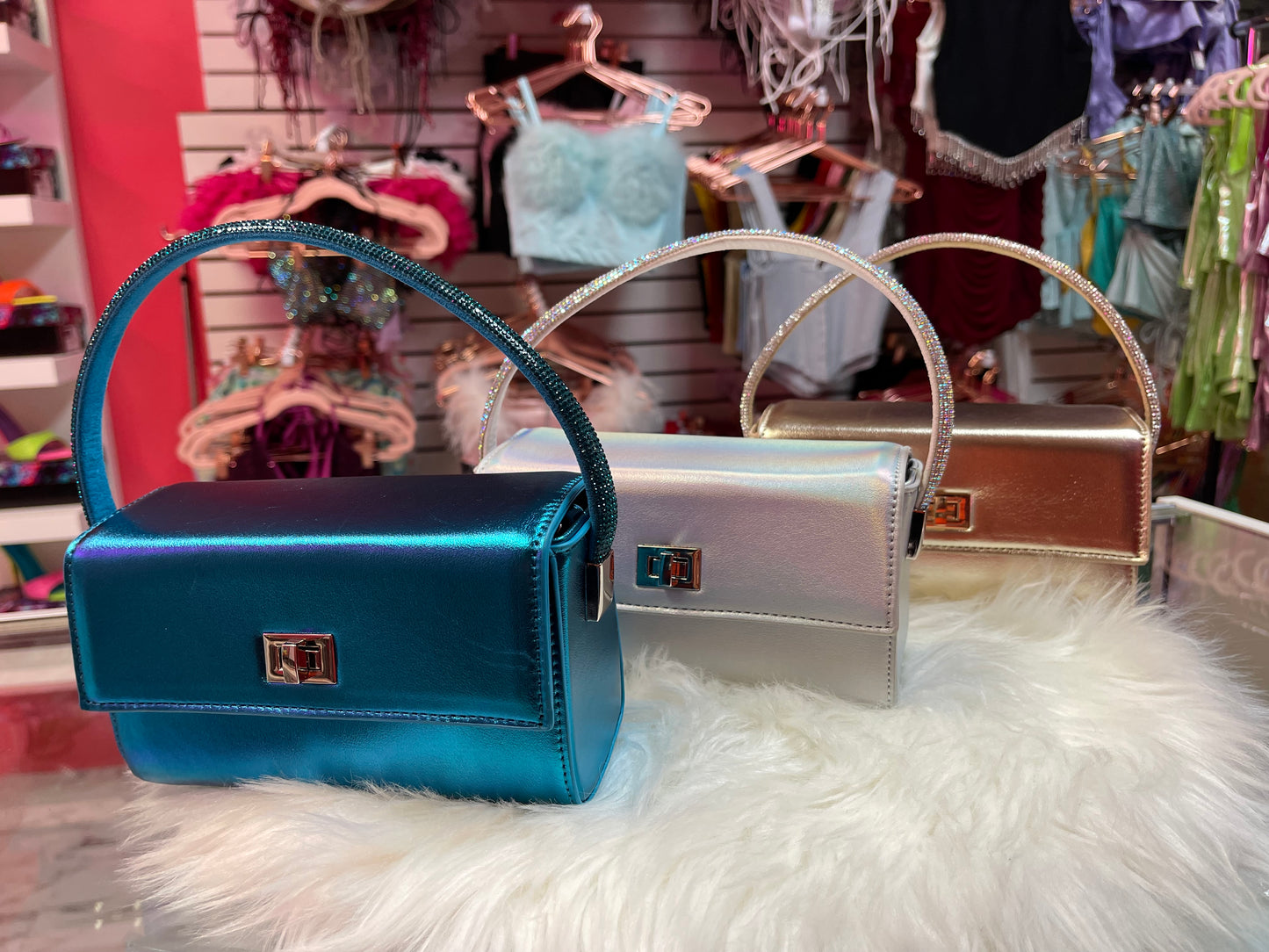 Bolso de mano con asa superior rectangular metálica