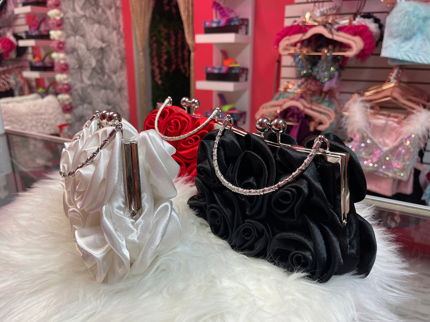 Bolso de mano tipo sobre con forma de rosa