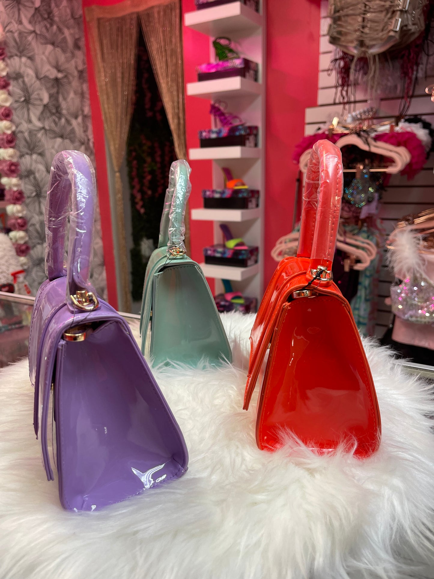 Bolso con asa superior esmaltada