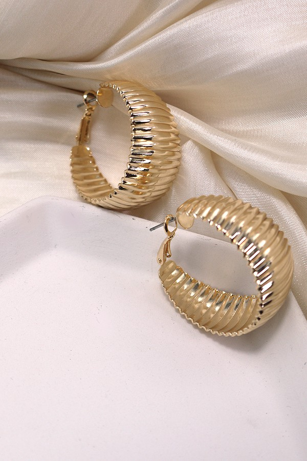 POLISHED RIBBED HOOP EARRINGS