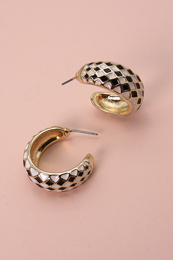 PENDIENTES DE ARO CON EPOXI DE CUADROS BLANCOS Y NEGROS